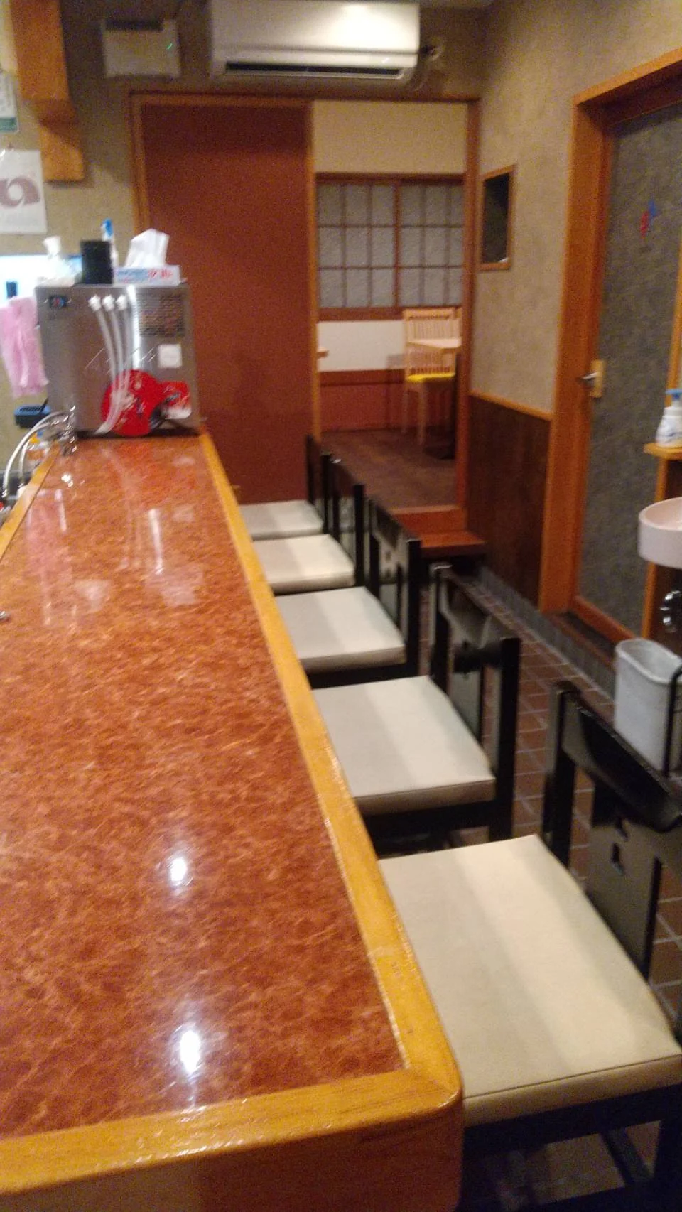 木のカウンターが続く、ろはんの店内