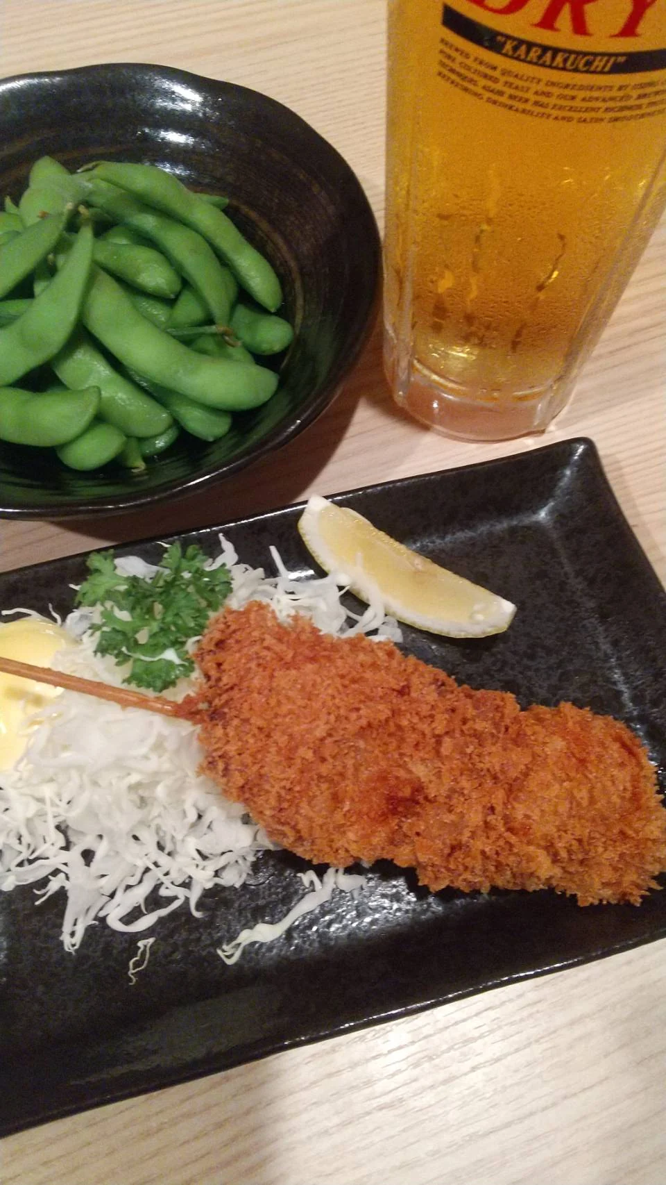 生ビールと枝豆に添えた、揚げたての豚ヒレ串