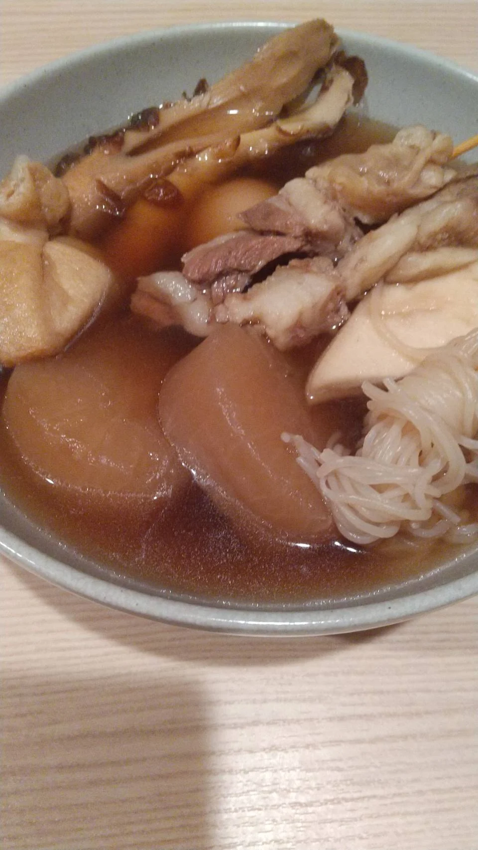 出汁が染み込んだ大根、玉子、もち袋などのおでん